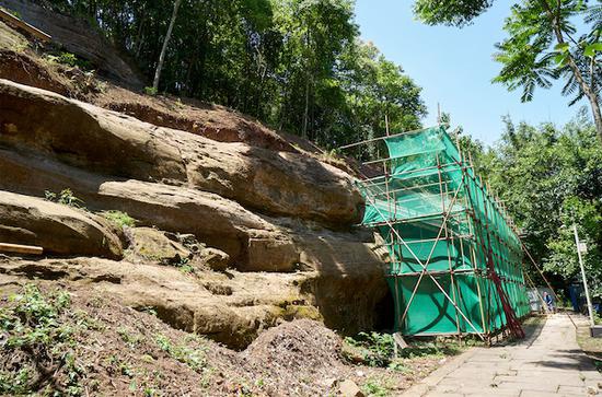 卧佛院南崖崖体植被已被清除，露出原始风貌